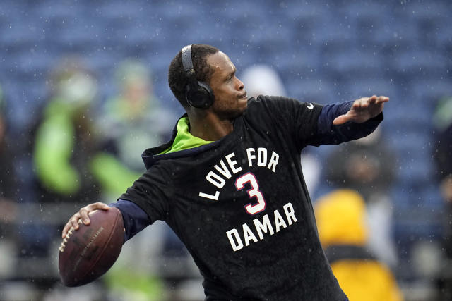 Geno Smith throws ceremonial first pitch in Seattle