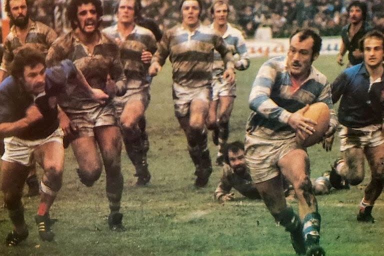 Jorge Yankee Braceras jugando por los Pumas ante Francia en 1977, junto con el Chapa Branca, entre otros