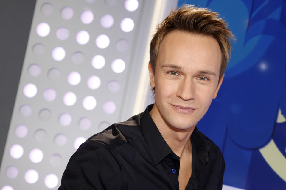 Cyril Féraud n'a jamais hésité à donner de sa personne dans les épreuves de Fort Boyard. Souvent mis à contribution, comme bon nombre des animateurs de France Télévisions, il s'est rendu à cinq reprises dans Fort Boyard. (Photo by Eric Fougere/Corbis via Getty Images)