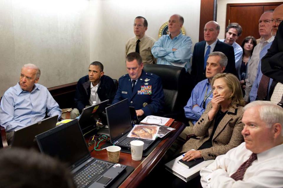 圖為美軍2011年暗殺賓拉登時，時任總統歐巴馬（前左二）、國務卿希拉蕊（前右二）在戰情室關注即時戰況。（圖 / 白宮提供）