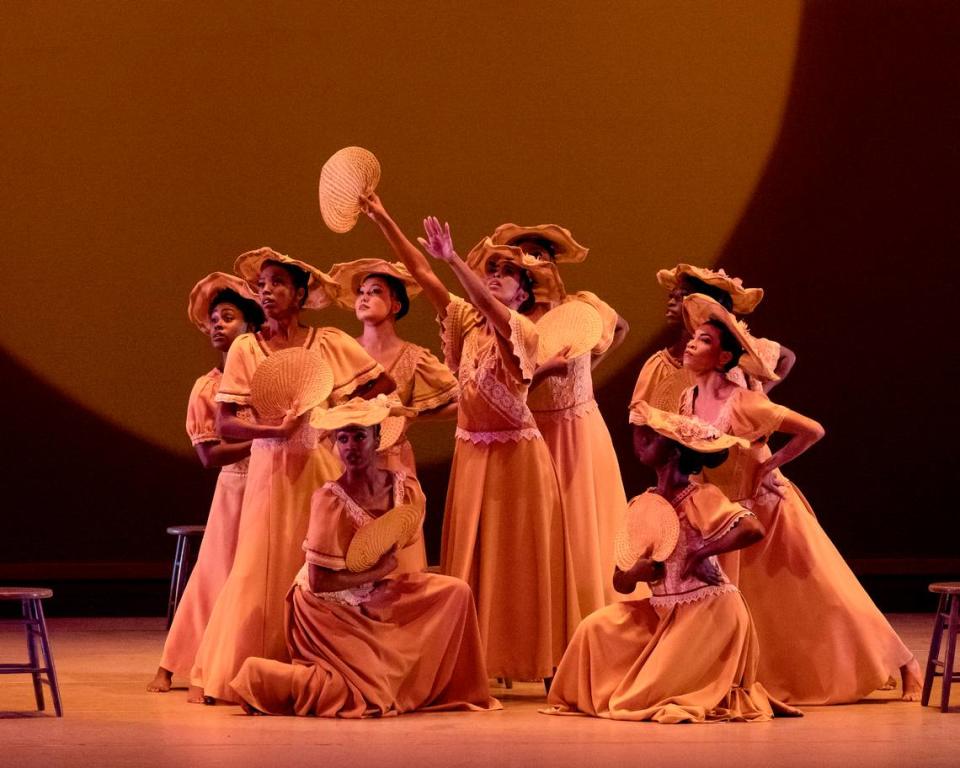 Los bailarines de Alvin Ailey American Dance Theater en una obra de su repertorio favorita de todos, “Revelations”. Foto cortesía/Paul Kolnik