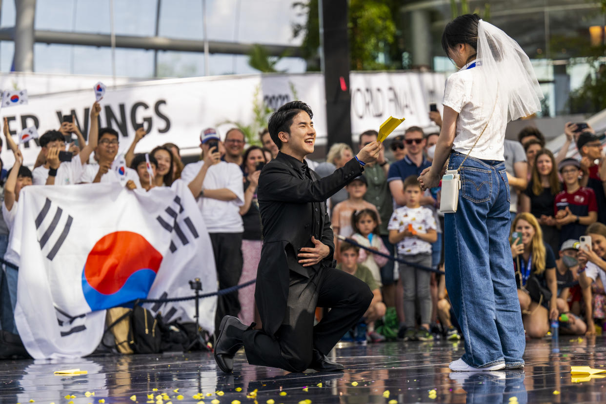 Aerobatics winner Seunghoon Lee, from South Korea, proposed to his girlfriend after being crowned the champion. 