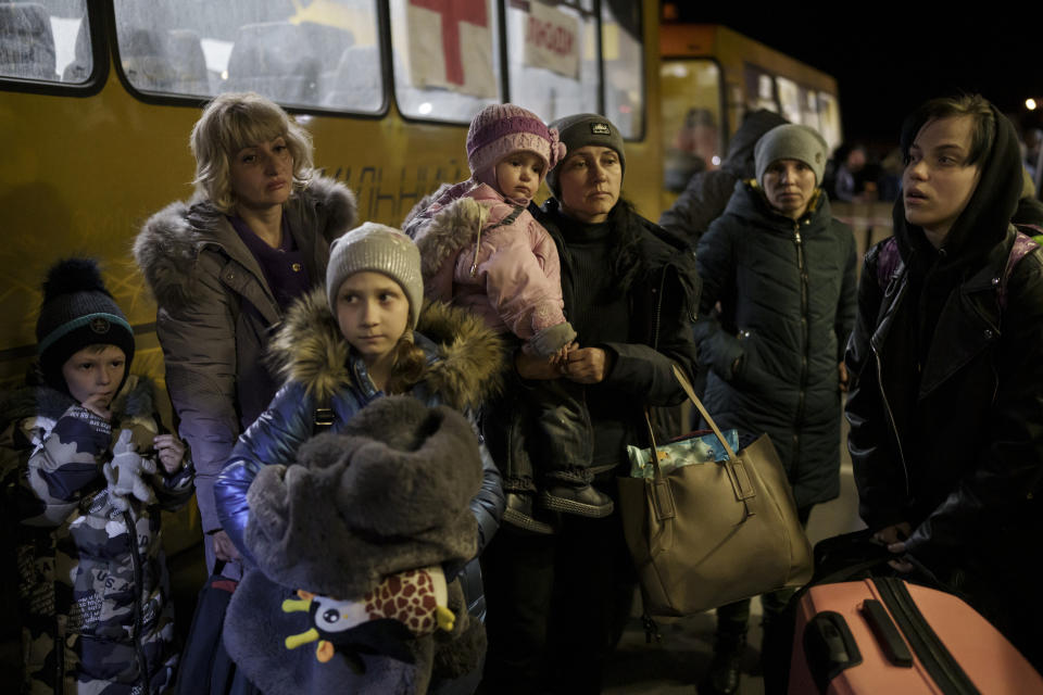 Aus Mariupol und nahe gelegenen Städten geflüchtete Menschen kommen in Saporischschja an. (Bild: Felipe Dana/AP/dpa)