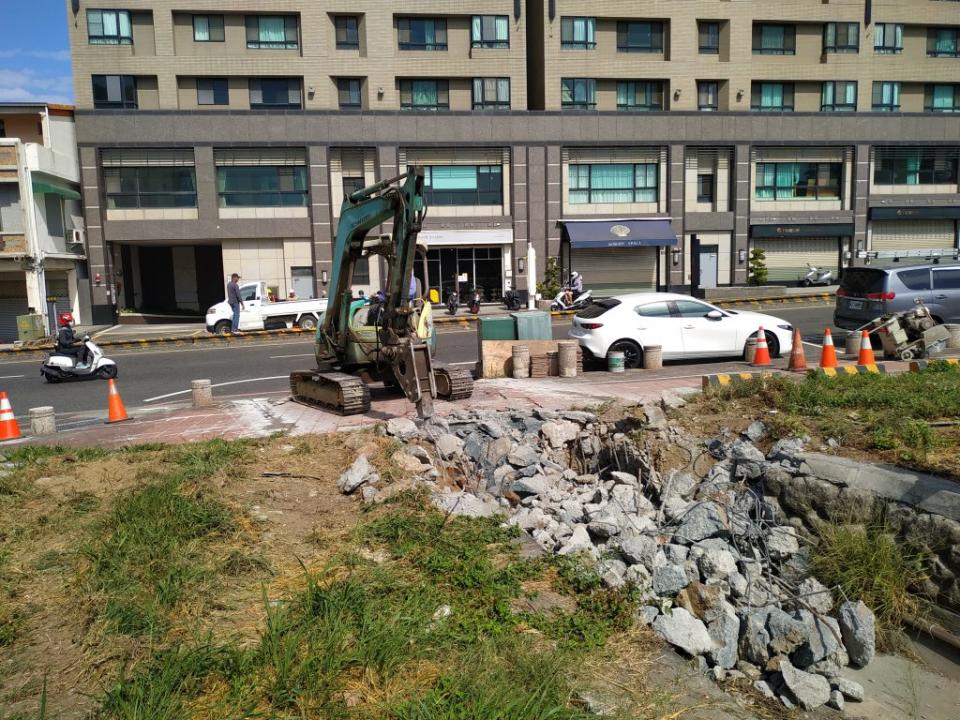 水利局在兵配場後的大水溝加建深井箱涵，再建兩條三十公分的排水管越過對街排入大排。（記者陳俊文攝）