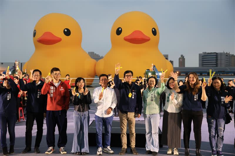 黃色小鴨闊別10年回到台灣，如今展期結束，在眾人歡送下離開愛河灣。（圖／高市府提供）