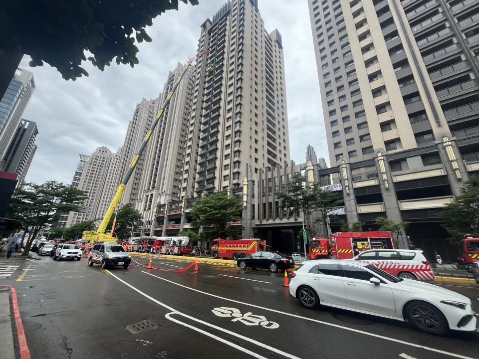 「竹北吊車大王」無償支援，助所有住戶疏散完畢。（圖／中央社／新竹市消防局提供）