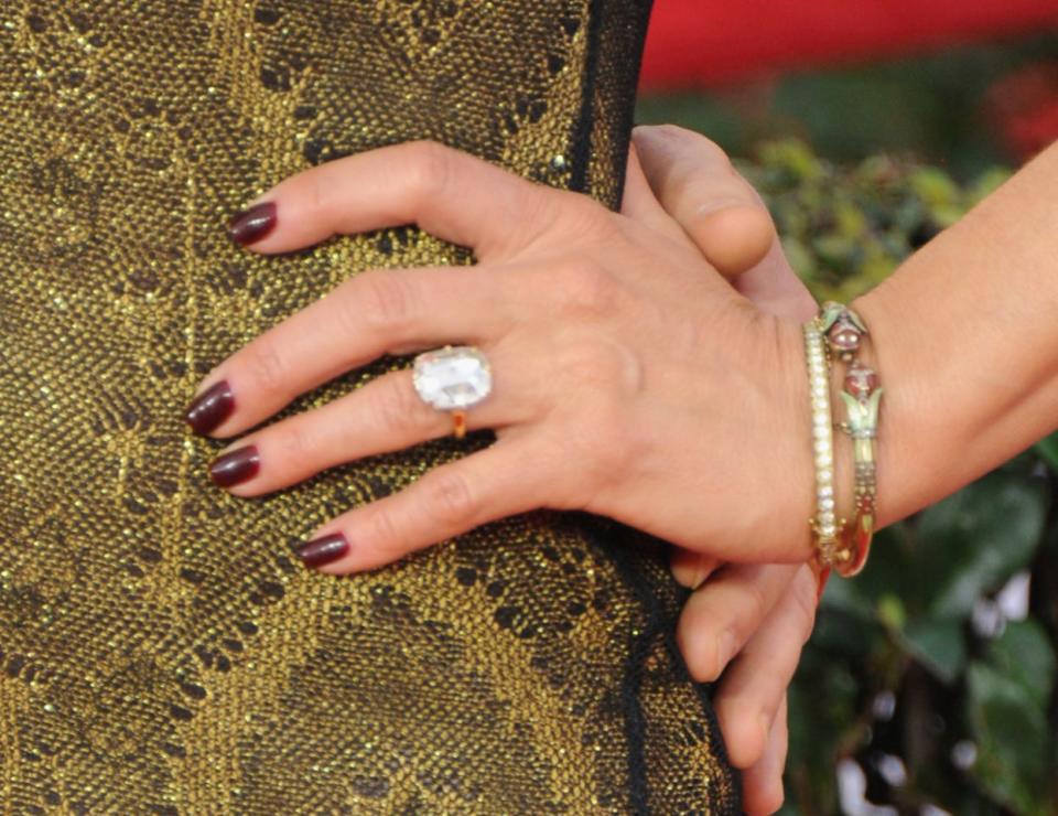 Jennifer Aniston a admis que la pierre de huit carats que son fiancé lui a offerte ne correspond pas à son style habituel – elle est un peu plus flashy que le genre de bijoux qu’elle a l’habitude de porter. Mais n’est-ce pas le but premier d’une bague de fiançailles ? 