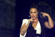 <p>Demi Lovato entretenait, elle aussi, une relation compliquée avec son père avant qu’il ne décède en 2013. L’actrice a expliqué dans une vidéo qu’il était violent et qu’elle le trouvait “méchant”. Elle a aussi confié qu’elle avait dû couper tout contact avec lui. “Quand quelqu’un vous laisse tomber après que vous ayez été la seule personne présente pour lui, tant de fois, vous ne savez plus quoi faire”. Crédit photo : AFP </p>