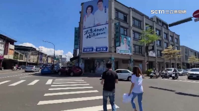 民眾黨的競選總部外牆上，卻掛起了林姿妙的競選看板。