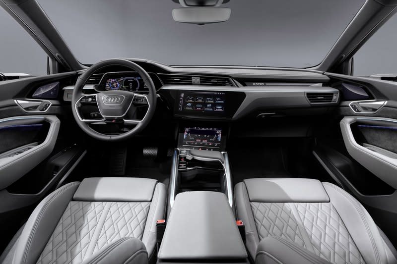 車室就是新世代Audi好用且科幻的虛擬座艙，並且還可選配數位後視鏡。