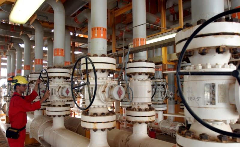 FILE PHOTO: An Iranian man works on an oil production platform at the Soroush oil fields in the Persian Gulf, south of the capital Tehran, July 25, 2005. REUTERS/Raheb Homavandi/File Photo