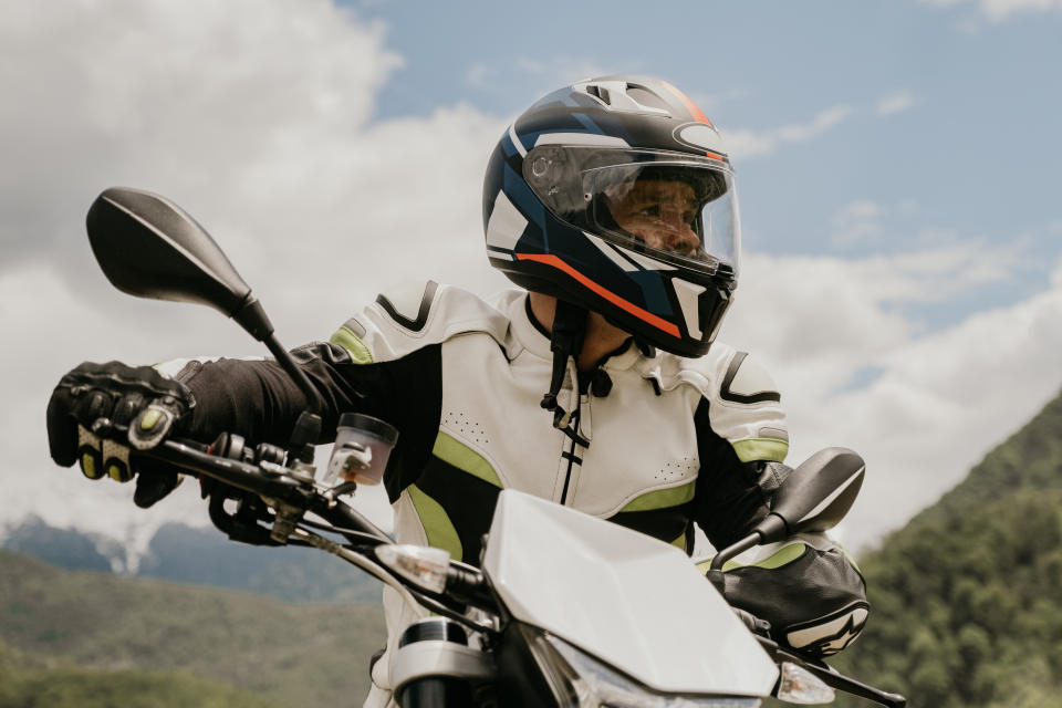 Sicht und Sicherheit: Ein Motorradhelm muss regelmäßig und gründlich gereinigt werden (Symbolbild: Getty Images)