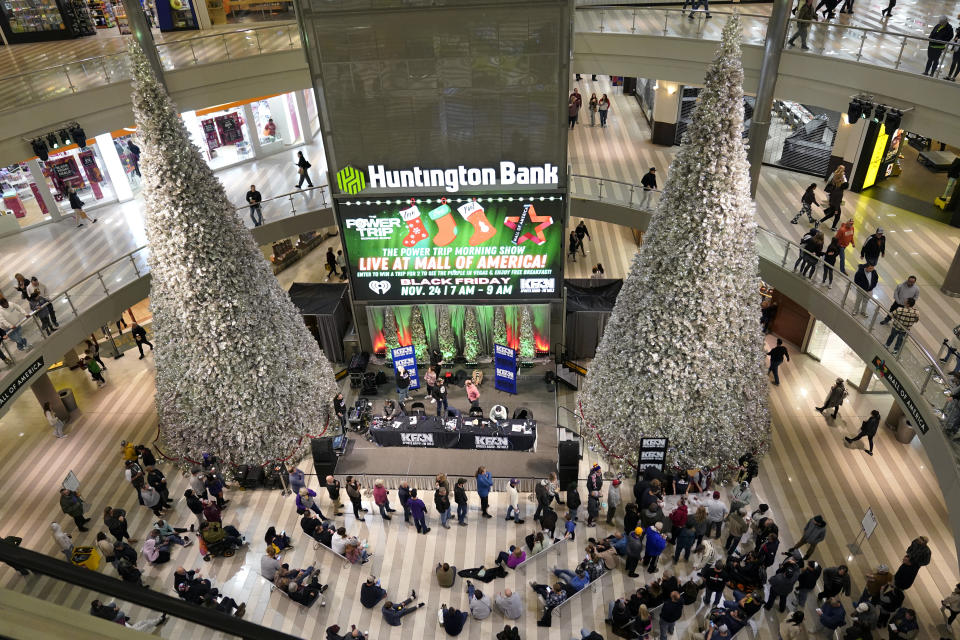 ARCHIVO - Gente compra en Mall of America, el viernes 24, de noviembre de2023, en Bloomington, Minnesota. "All I Want for Christmas is You" de Mariah Carey es una de las canciones que ás suenan en centros comerciales durante la temporada navideña. (Foto AP/Abbie Parr, archivo)