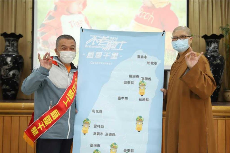 不老騎士代表康進旺（左）與仁愛之家執行長妙志法師（右）在台灣地圖貼下達陣宜蘭。（圖／弘道基金會提供）