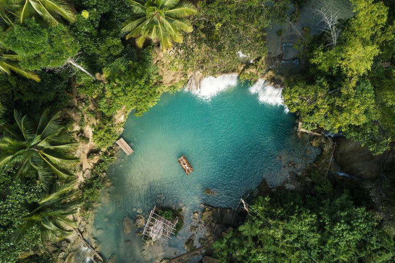 Cascada en la isla de Siquijor en Filipinas.