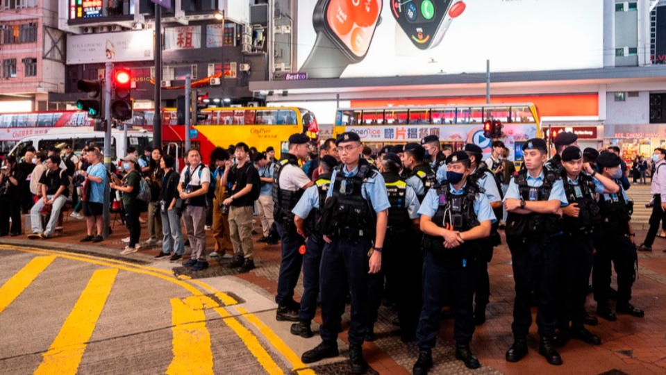 2024年6月4日，大批香港警察駐守銅鑼灣，嚴控民眾悼念六四。美聯社
