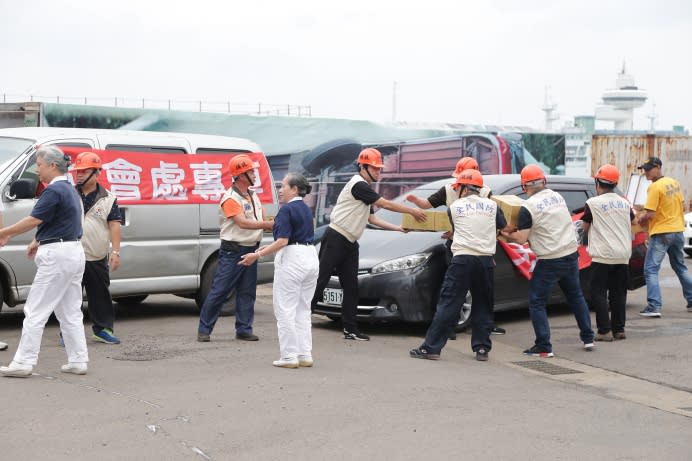 基隆市後備指揮部、慈濟基金會等軍民單位通力合作執行物資運補。（軍聞社記者陳映竹攝）