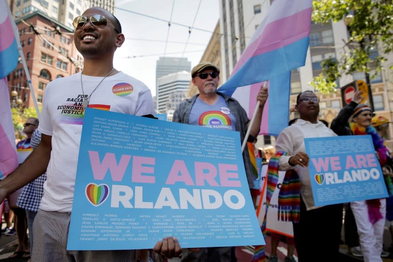 Des millions de personnes ont défilé dimanche dans des parades aux couleurs de l'arc-en-ciel dans tous les Etats-Unis, comme ici à San Francisco, pour célébrer les fiertés LGBT, deux semaines après la tuerie du club gay du Pulse, à Orlando. /Photo prise le 26 juin 2016/REUTERS/Elijah Nouvelage