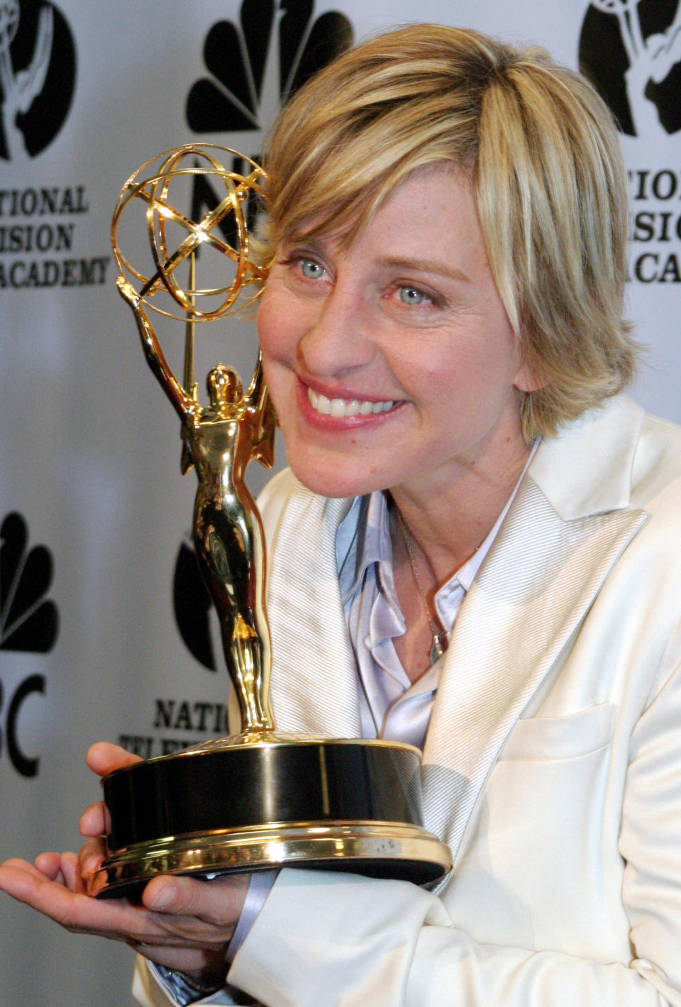 ARCHIVO - Ellen Degeneres con su Emmy tras ganar el premio a programa de tertulia destacado por "The Ellen DeGeneres Show" en la 31a entrega anual de los Emmy Diurnos en Nueva York el 21 de mayo de 2004. DeGeneres se despedirá de su programa matutino tras 19 años al aire el 26 de mayo de 2022.. (Foto AP/Tina Fineberg, archivo)