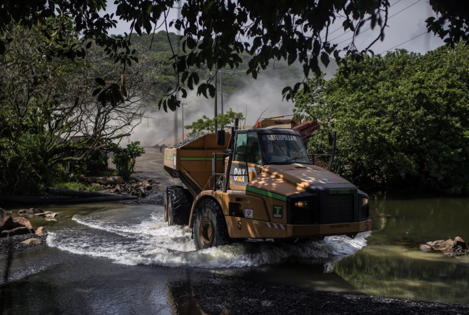 Un camión de volteo de la empresa ICA atraviesa la reserva de la biósfera de Los Tuxtlas cargado de roca extraída del cerro en Balzapote, Veracruz. FOTO: Félix Márquez