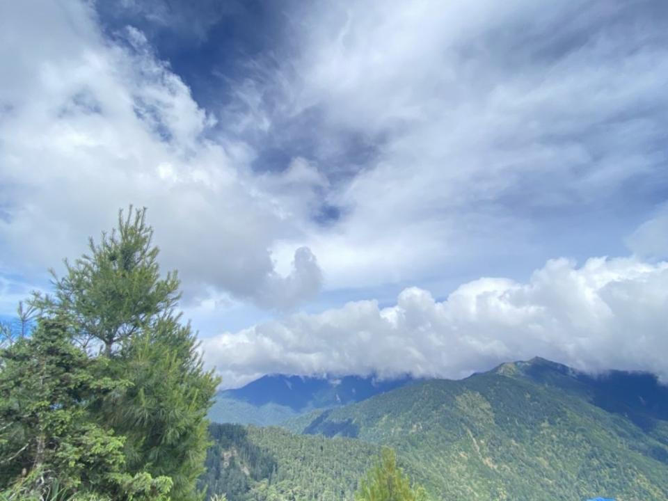 ↑前進鈴鳴山沿途可看到群山和雲影變化。