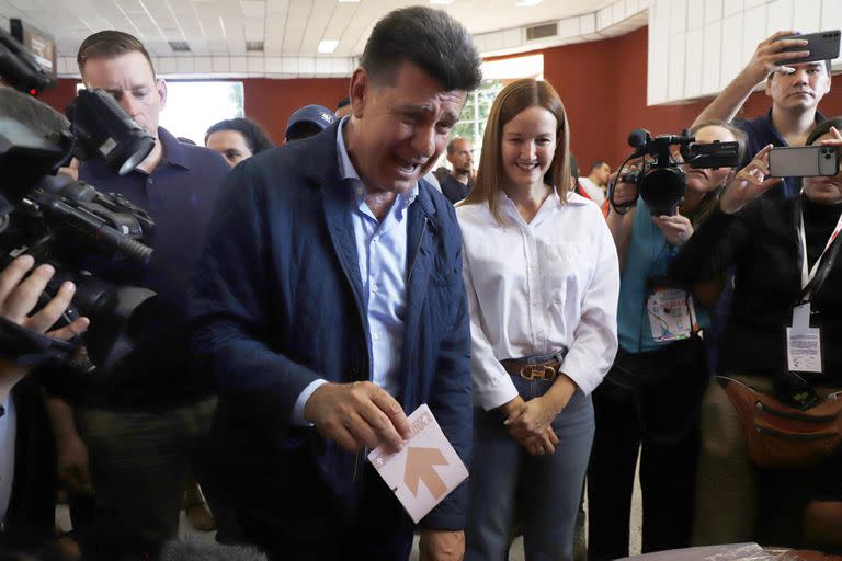 La votación del candidato presidencial paraguayo Efraín Alegr en Lambaré, Paraguay