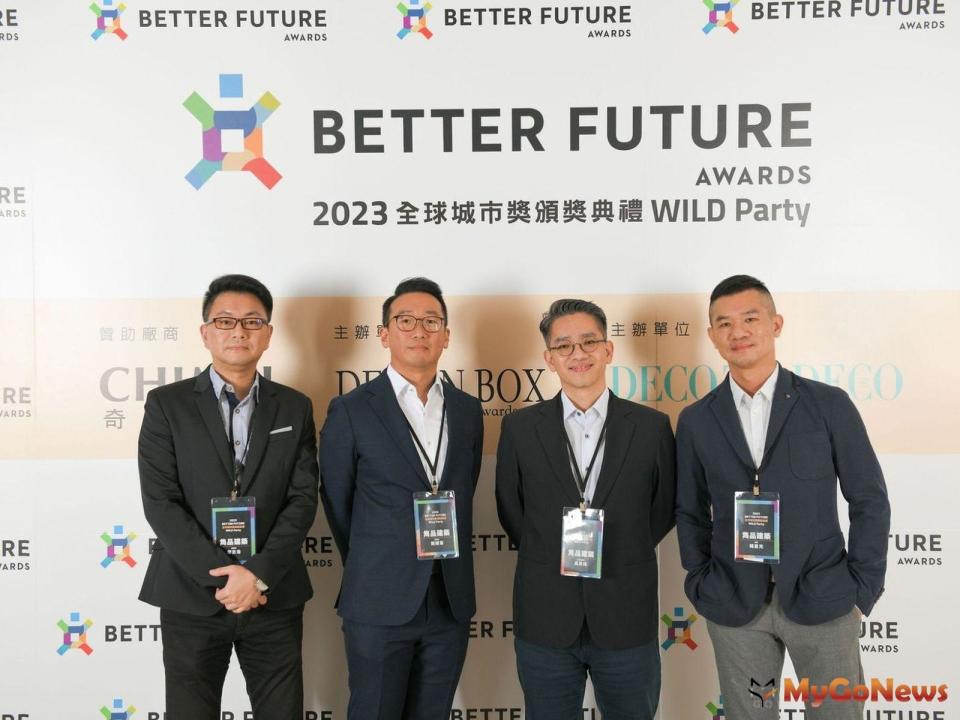 ▲雋品建築榮獲BETTER FUTURE全球城市獎，左起：總經理廖志浩、董事長簡順章、主持建築師吳梵煒、設計總監楊量光。