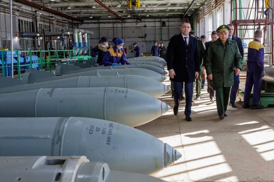 2023年4月6日，俄羅斯防長蕭依古（Sergei Shoigu）視察下諾夫哥羅德（Nizhny Novgorod）的軍工廠。路透社