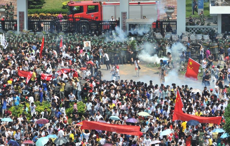 反日示威浪潮中，以深圳廣州為最激烈，萬人衝擊東門步行街、深圳火車站等地。(法新社圖片)