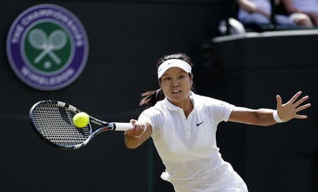 Li Na of China hits a return to Barbora Strycova of the Czech Republic during their women's singles tennis match at the Wimbledon Tennis Championships, in London June 27, 2014. REUTERS/Max Rossi