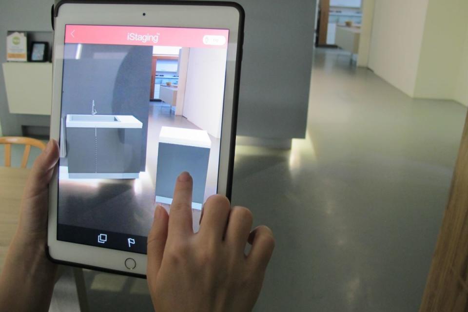 運用最新 AR 擴增實境技術，在丈量的同時，就能用平板電腦，以實境拍攝與虛擬廚具示意方式，向客戶提案。