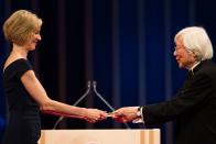 Jennifer Doudna ha ricevuto, come la collega, numerosi premi in giro per il mondo. Qui è ritratta con Hiroyuki Yoshikawa, presidente della Japan Prize Foundation, intento a consegnarle il riconoscimento 2017 per il suo contributo alla scienza. (Photo credit BEHROUZ MEHRI/AFP via Getty Images)