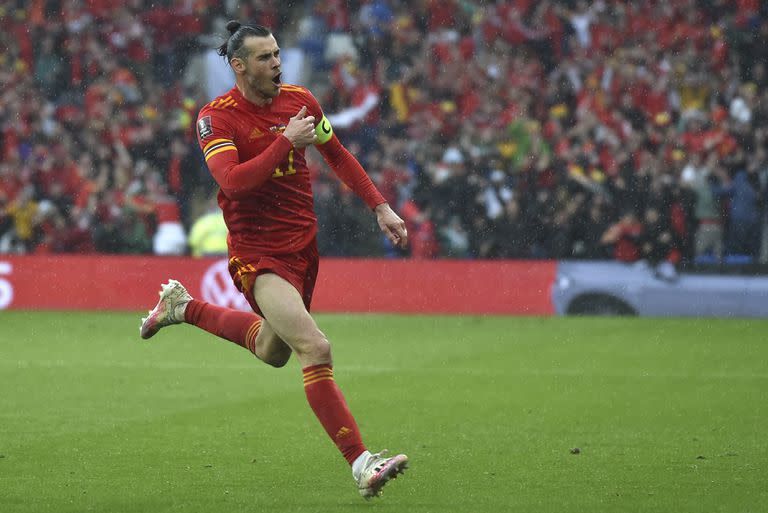 Gareth Bale, de la selección de Gales, festeja tras abrir el marcador en el partido contra Ucrania, rumbo a la Copa del Mundo, en el estadio Cardiff City