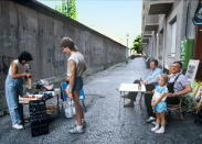 <p>Puestos callejeros de venta de productos en Berlín, siempre con el muro como telón de fondo. (Photo by Thierlein/ullstein bild via Getty Images)</p> 