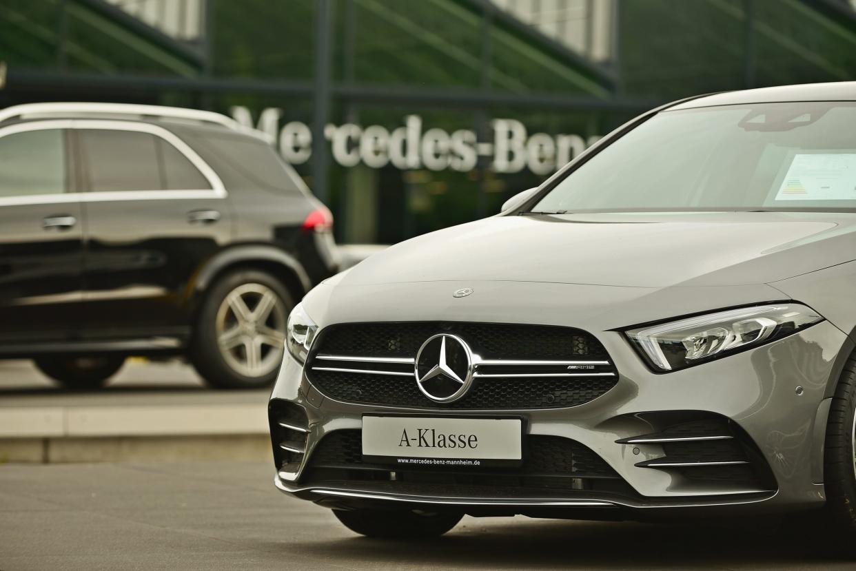 Ein Mercedes A-Klasse-Neuwagen steht auf dem Hof eines Mannheimer Autohändlers. Ab Mitte des Jahrzehnts wird der Konzern die Modellreihe nicht mehr bauen.
 - Copyright: picture alliance/Daniel Kubirski