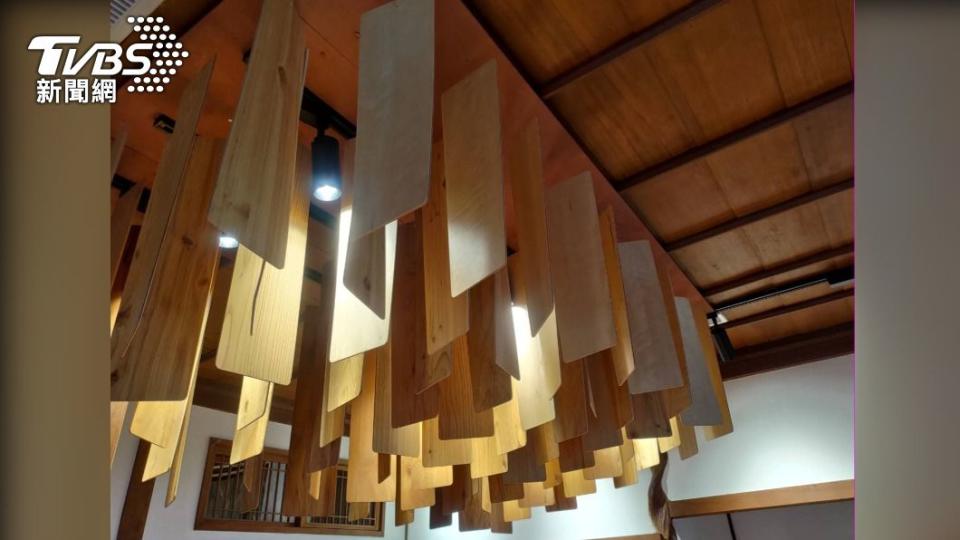 「國產材」製成木材片像風鈴一般，高掛在天花板下，清楚看到紋路差別。