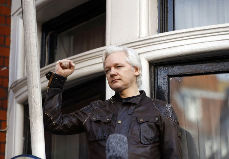 En esta imagen de archivo, Julian Assange, fundador del sitio web WikiLeaks, saluda a sus seguidores en el exterior de la embajada de Ecuador en Londres, el 19 de mayo de 2017. 