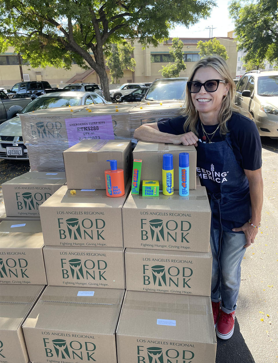 Julie Bowen teams up with Feeding America and North Valley Caring Services to distribute food and products from her teen skincare line, JB Skrub, to families in need.