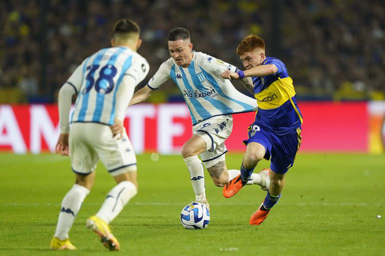 Valentín Barco disputa la pelota con Aníbal Moreno en el encuentro de ida de los cuartos de final: fue 0-0