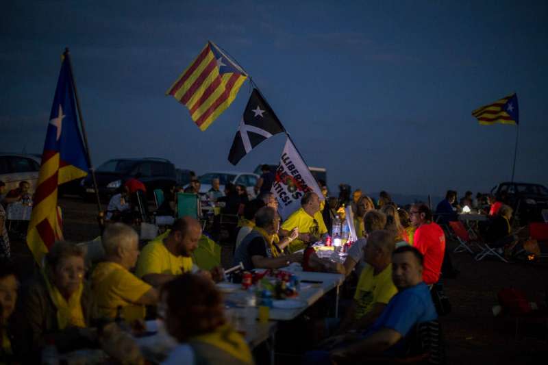 2018年9月18日，支持獨立的西班牙加泰隆尼亞民眾在獨派領袖關押的監獄附近野餐。（AP）