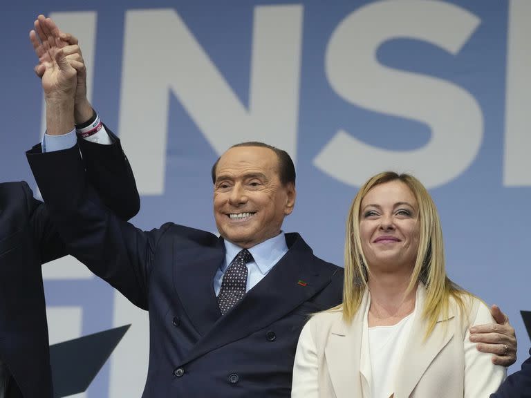 Silvio Berlusconi, de Forza Italia, y Giorgia Meloni, de Hermanos de Italia, asisten al mitin de cierre de la coalición de centro-derecha en Roma el jueves 22 de septiembre de 2022.