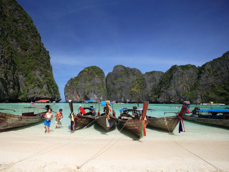 Dicht an dicht: In der Maya Bay auf Koh Phi Phi Leh drängen sich zur Hauptsaison die Boote der Besucher. Foto: Tourism Authority of Thailand