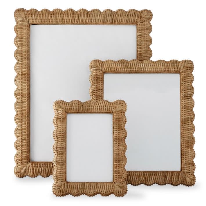 74) Wicker Scalloped Frame