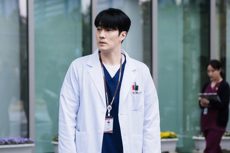 蘇志燮婚後首次推出電視劇新作《醫法刑事》（Dr.Lawyer），飾演一名遭撤執照的天才醫師。（翻攝自MBC）