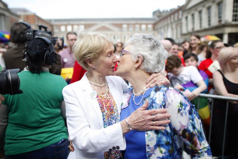 愛爾蘭同性婚姻合法化修憲過關，支持者歡欣鼓舞。