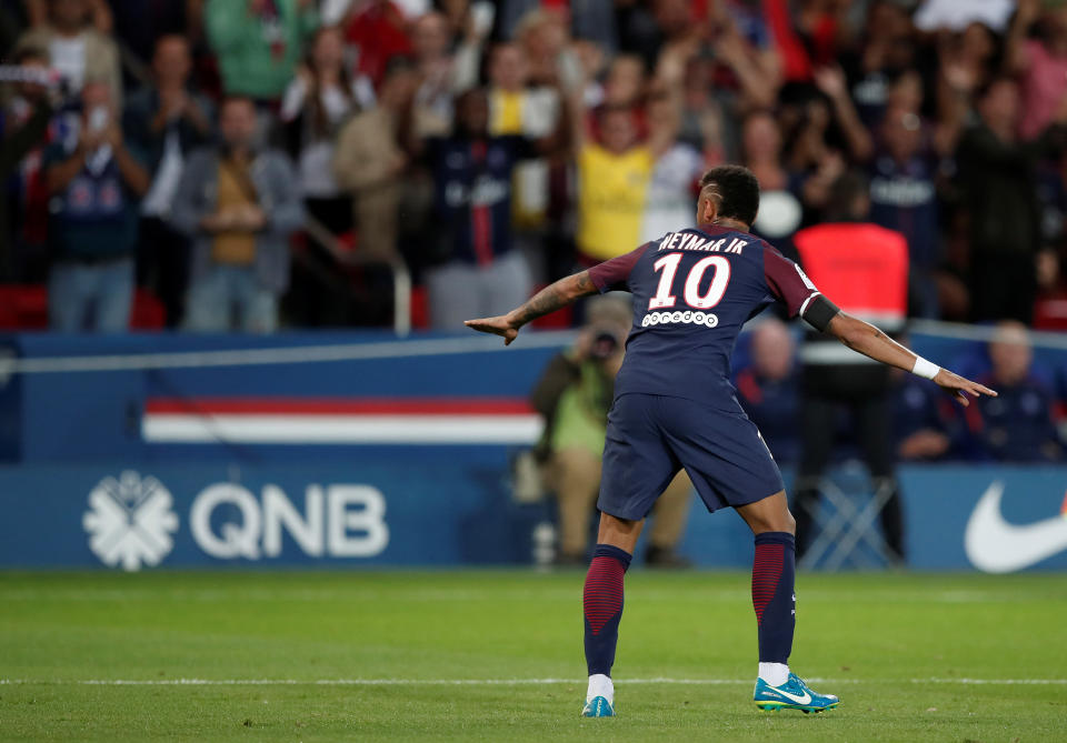 <p>31e – Neymar célèbre son premier but en reprenant la danse “charo” de Blaise Matuidi. Présent dans les tribunes, le milieu a dit au revoir à ses coéquipiers avant le match. (Photo Reuters) </p>