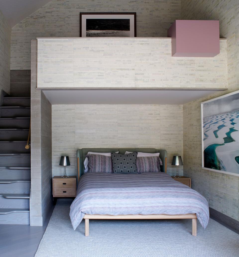 This bedroom, used by one of the couple’s kids, has a new sleeping loft conceived by the designer to accommodate overnight guests. The downstairs bed, with its wraparound headboard, is part of the Dubois system by Luca Nichetto for De La Espada.