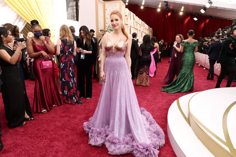 Vestido en tono lavanda con pechera dorada de Gucci para Jessica Chastain, candidata a mejor actiz por su labor en el film Los ojos de Tammy Faye