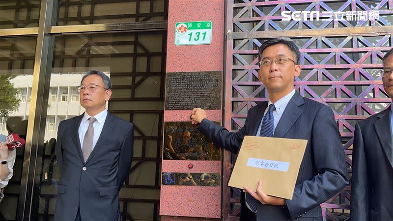 外交部7日赴台北地檢署告發徐巧芯洩密，北檢已分「他案」將徐巧芯列為被告。