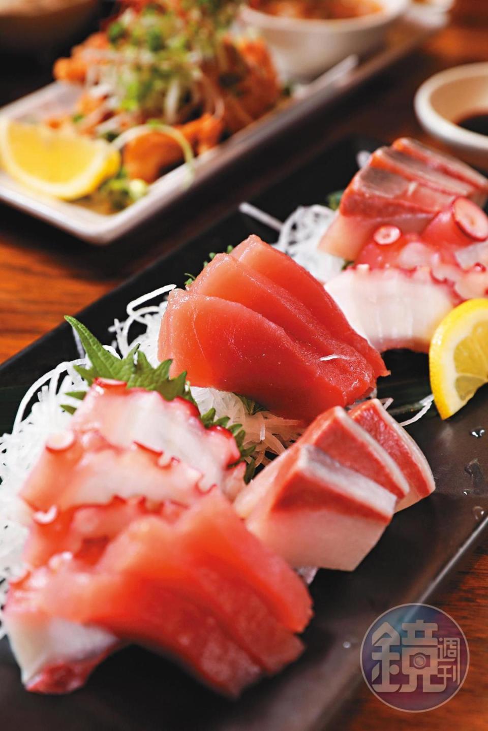 搭配季節海鮮推出的「綜合生魚片」，非常鮮美。（1,980日圓／份，約NT$545）